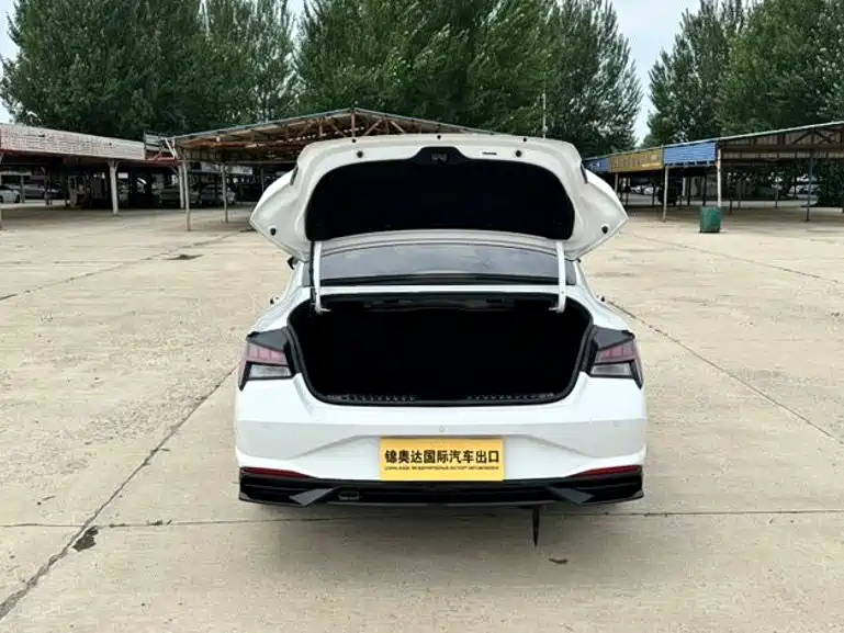 Hyundai Elantra — фото 19