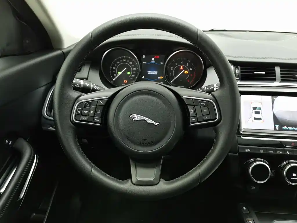 Jaguar E-PACE — фото 11
