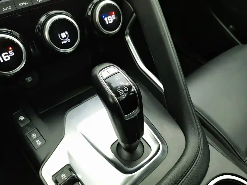 Jaguar E-PACE — фото 13
