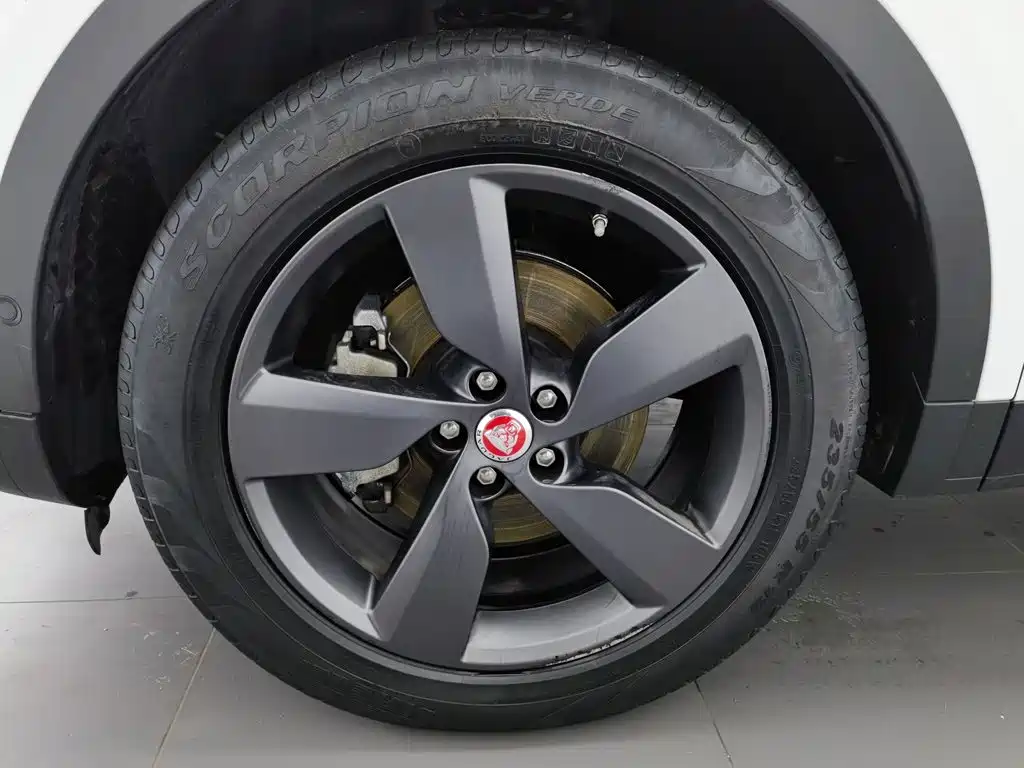 Jaguar E-PACE — фото 17