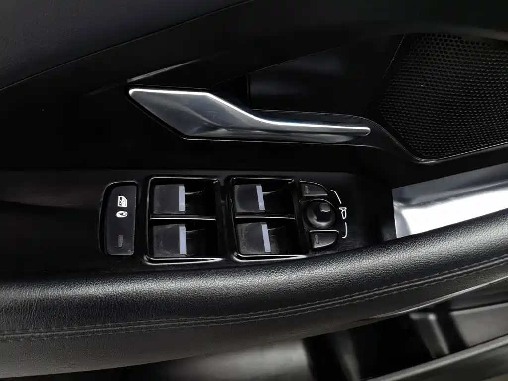 Jaguar E-PACE — фото 9