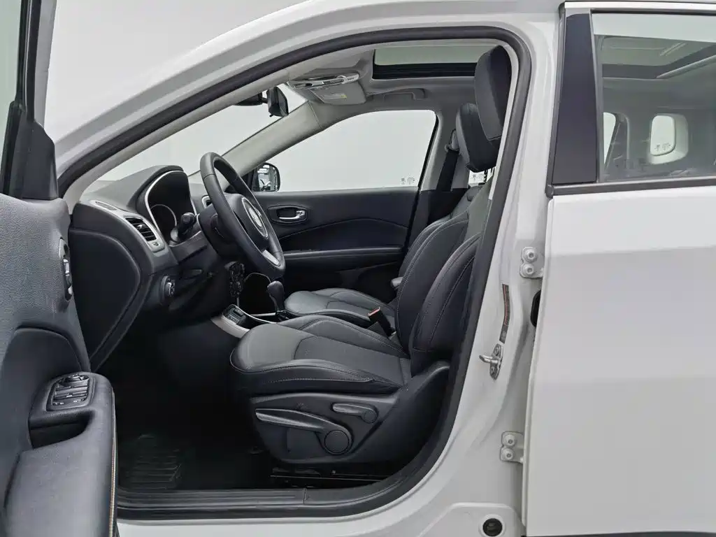 Jeep Compass — фото 10