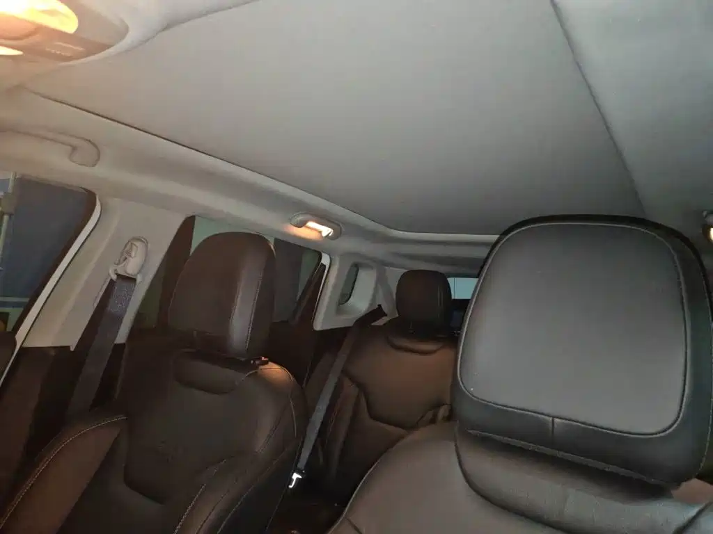 Jeep Compass — фото 14