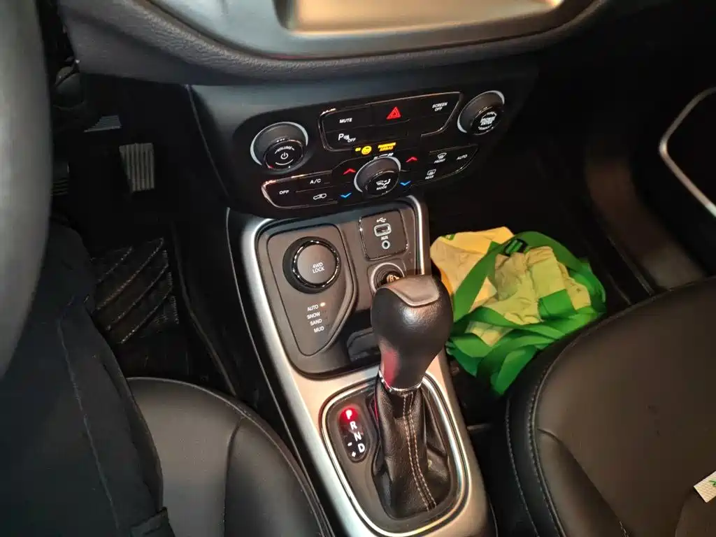 Jeep Compass — фото 10
