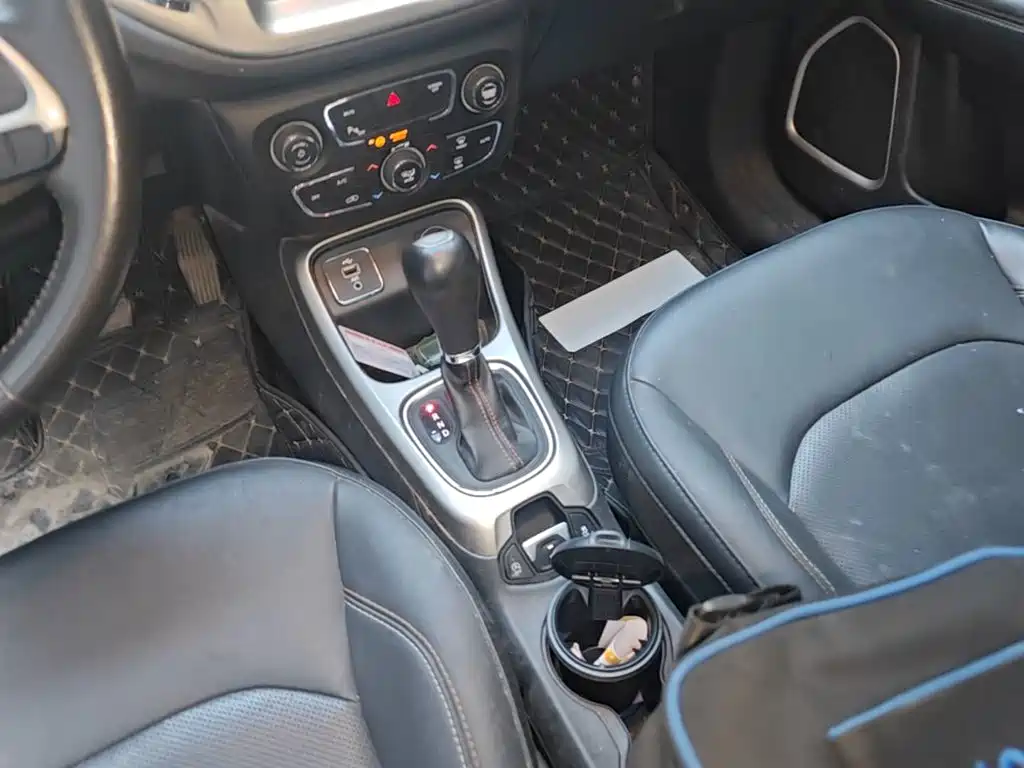 Jeep Compass — фото 14