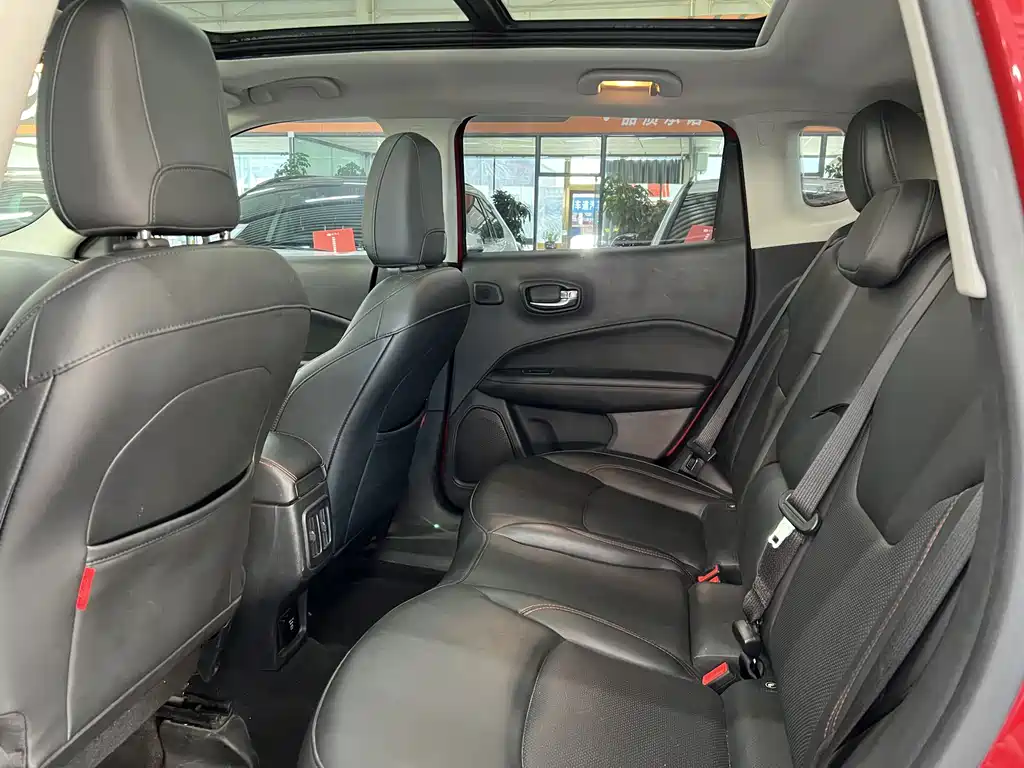 Jeep Compass — фото 6