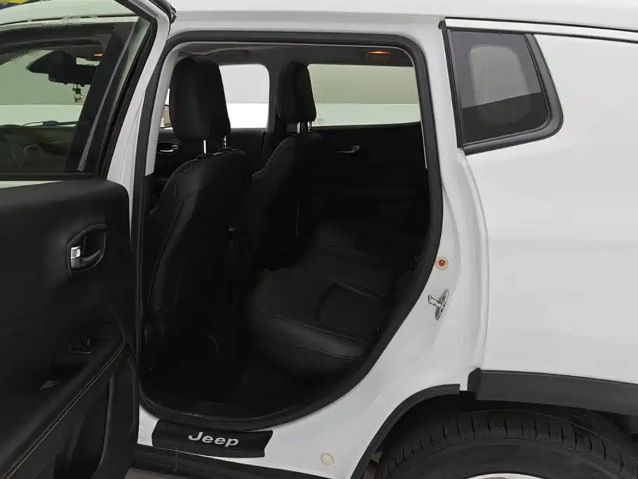 Jeep Compass — фото 11