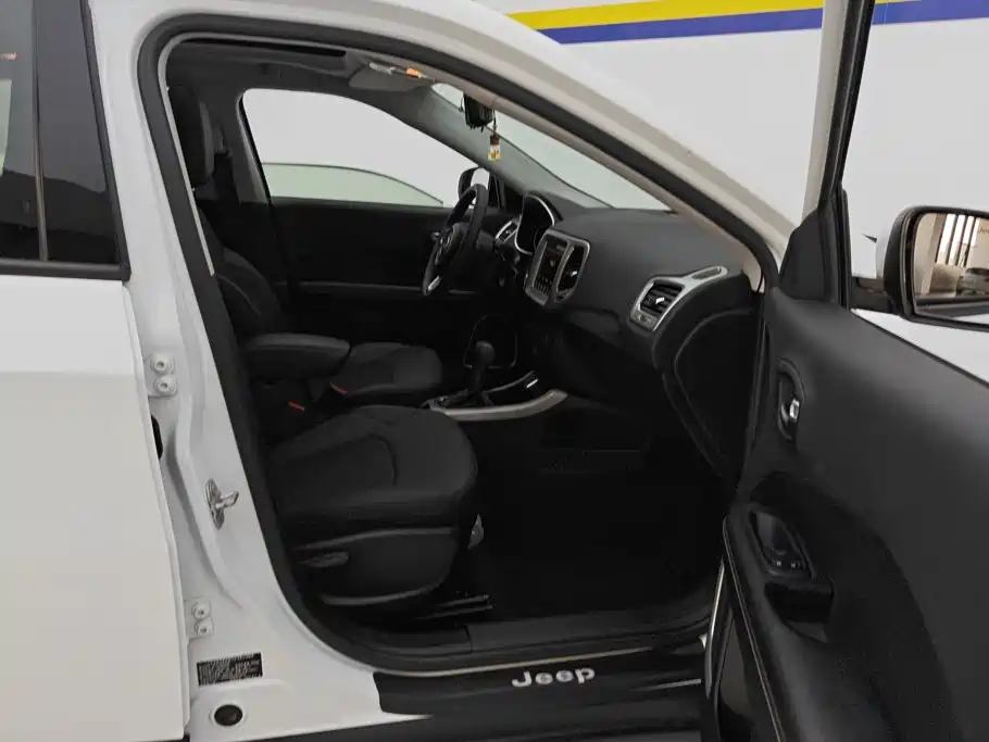 Jeep Compass — фото 8