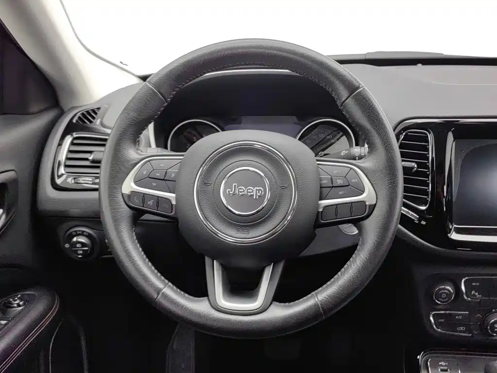 Jeep Compass — фото 11