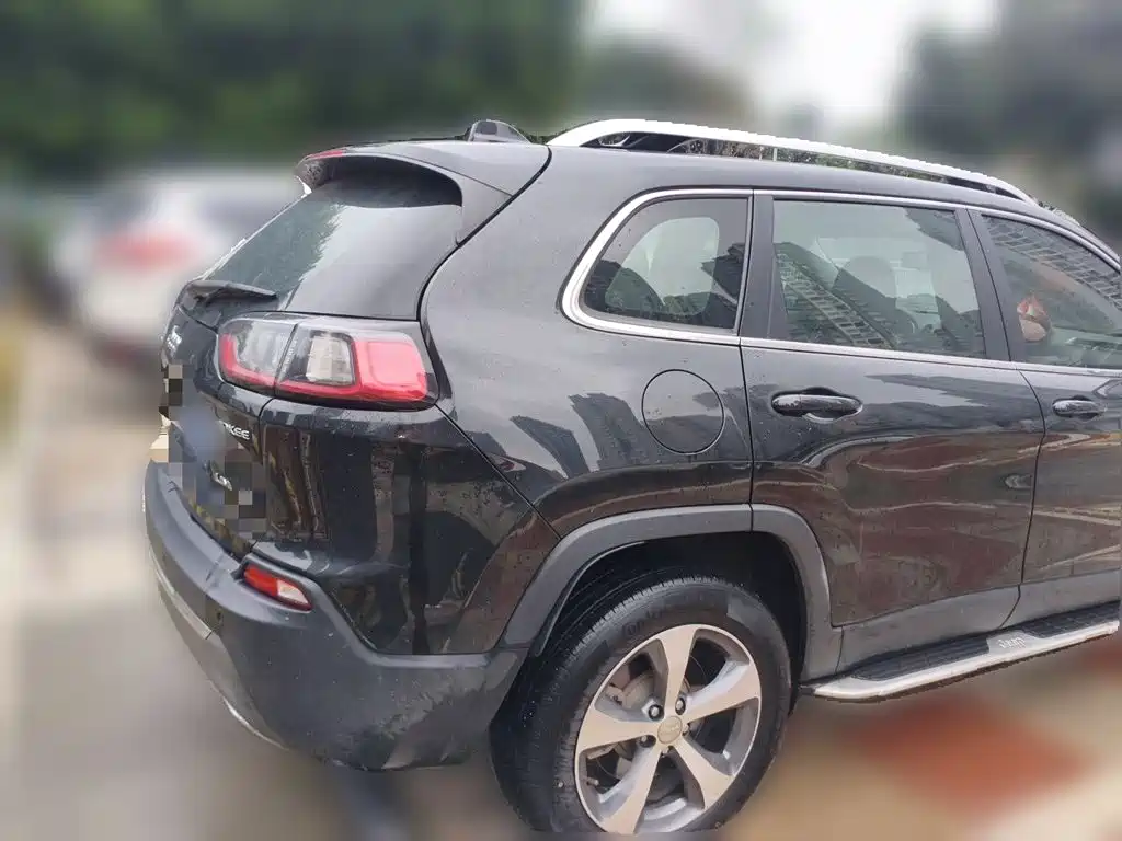 Jeep Cherokee — фото 5