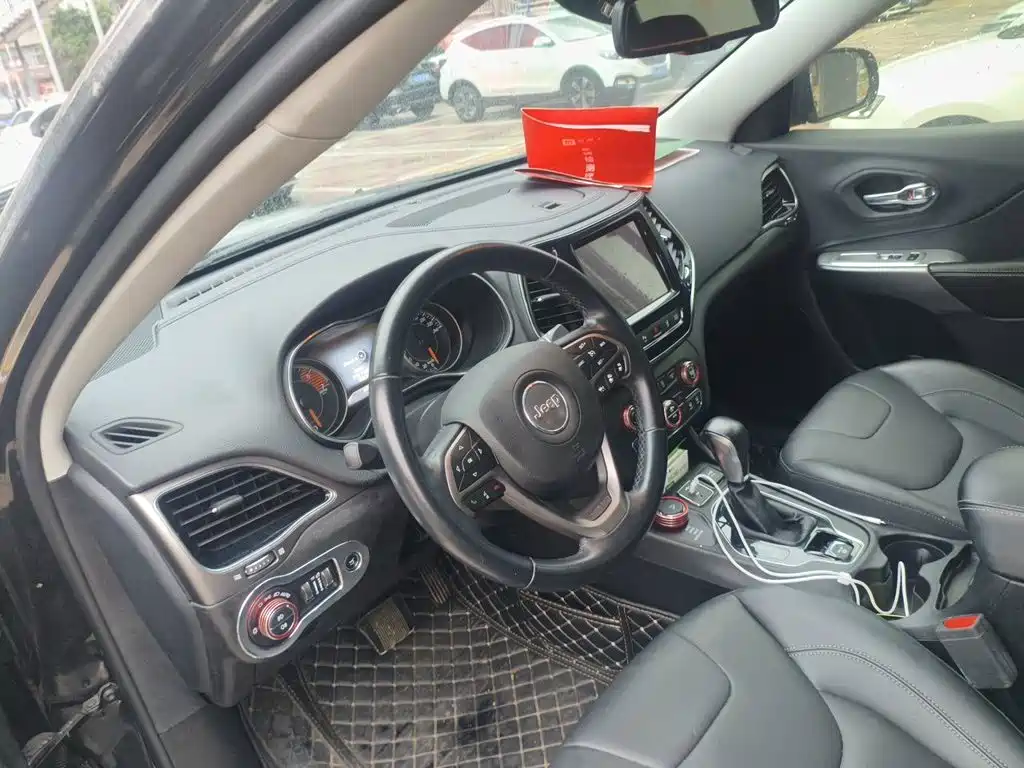 Jeep Cherokee — фото 10
