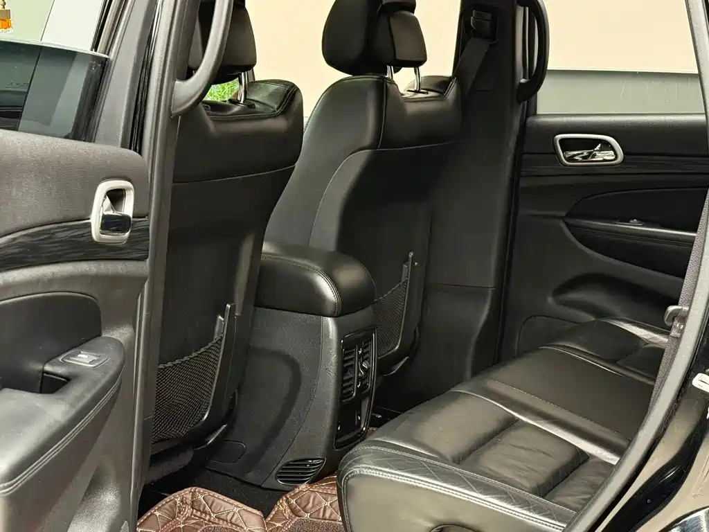 Jeep Grand Cherokee (Import) — фото 11