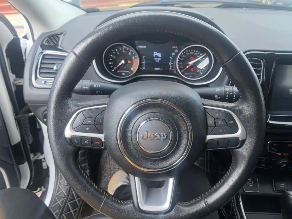 Jeep Compass — фото 11