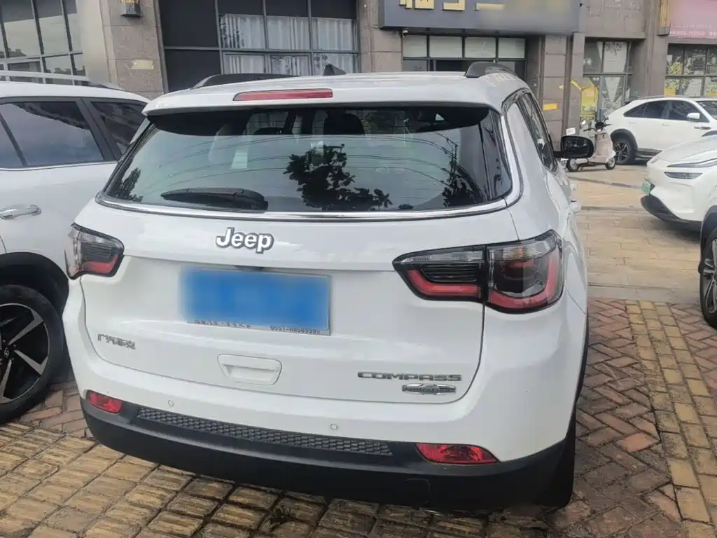 Jeep Compass — фото 6