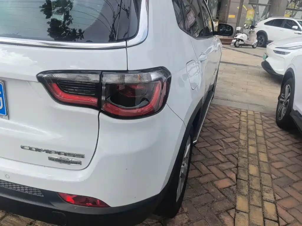 Jeep Compass — фото 8
