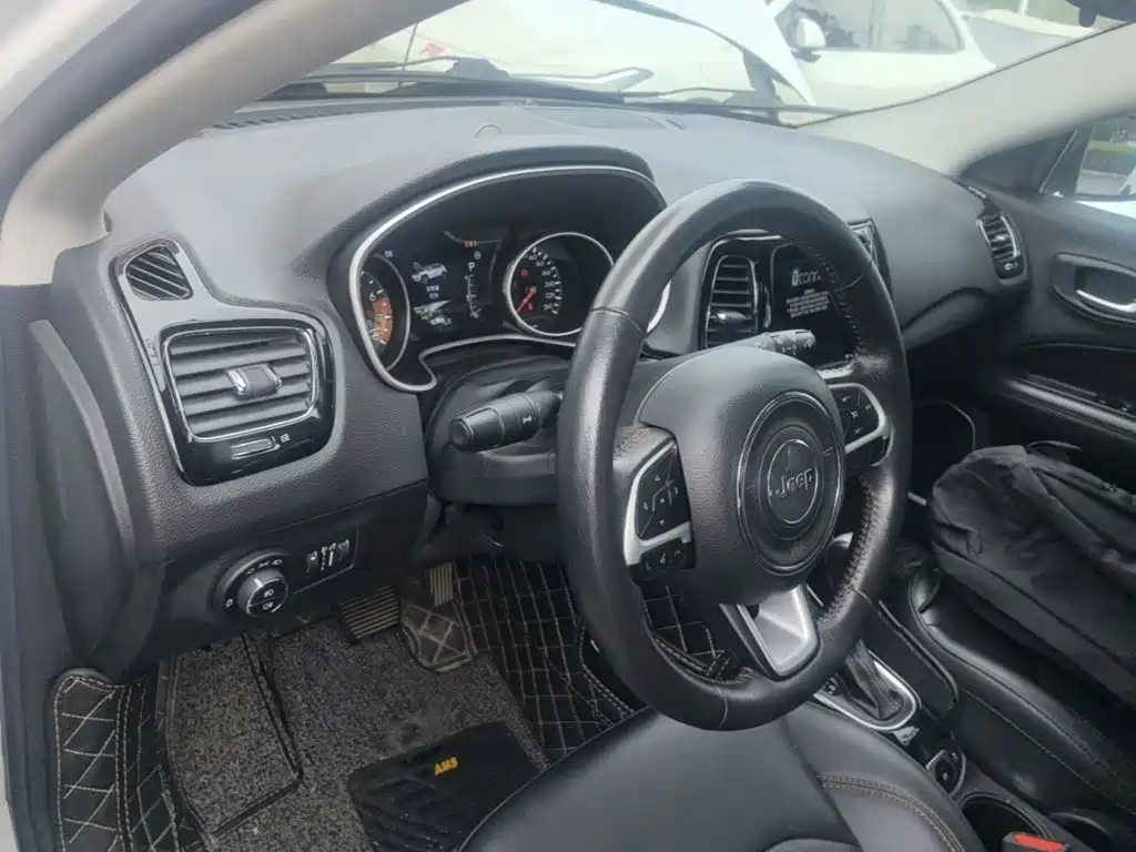 Jeep Compass — фото 10
