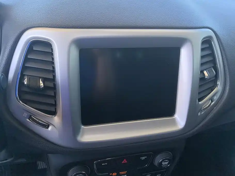 Jeep Compass — фото 13