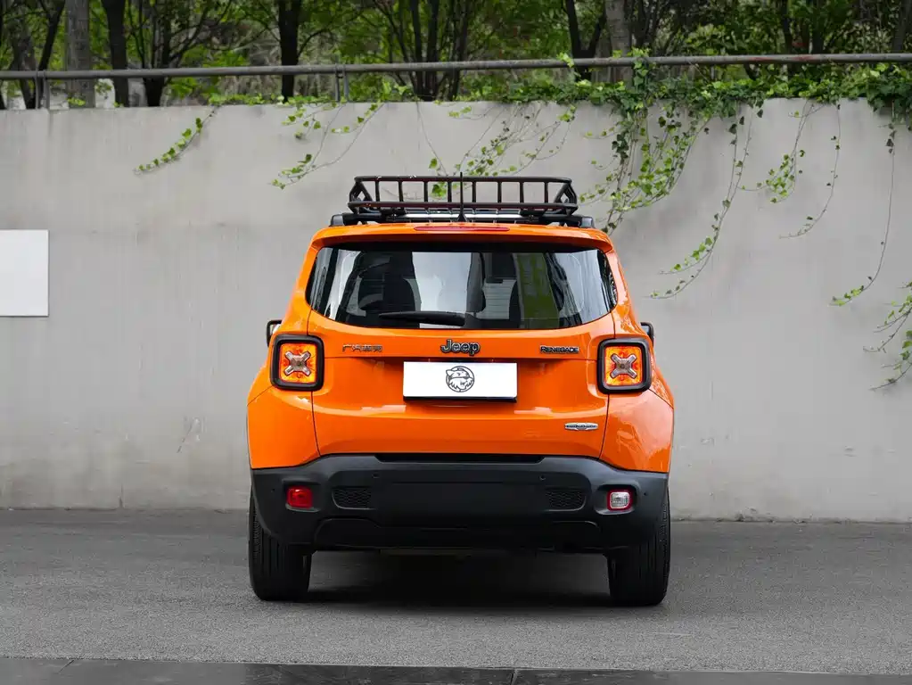 Jeep Renegade — фото 11