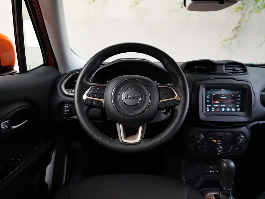 Jeep Renegade — фото 6