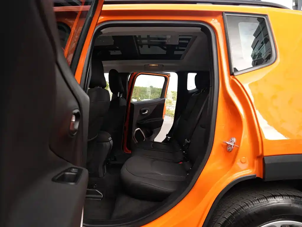 Jeep Renegade — фото 8
