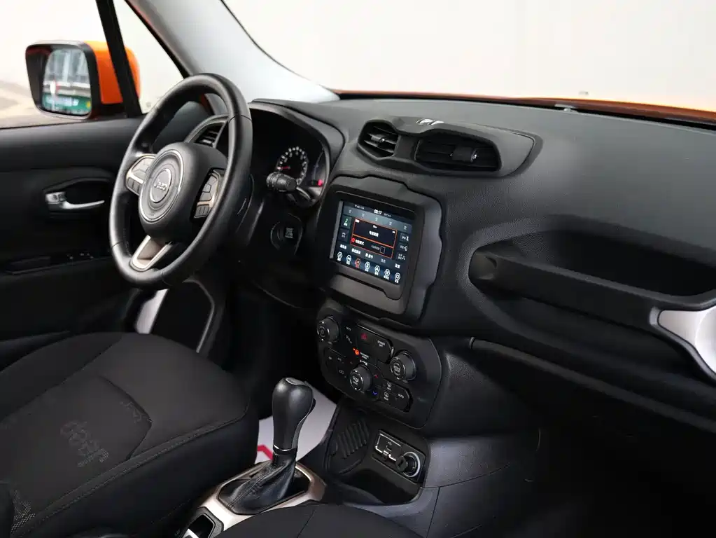 Jeep Renegade — фото 9