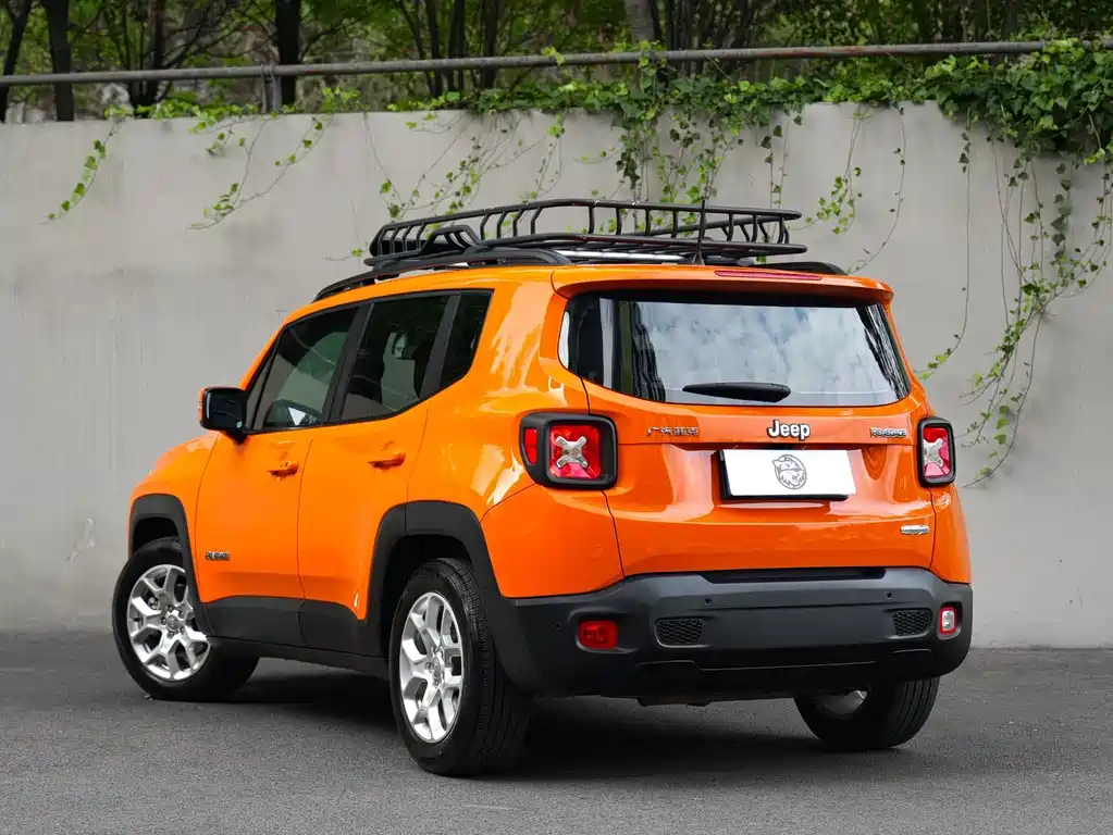Jeep Renegade — фото 10