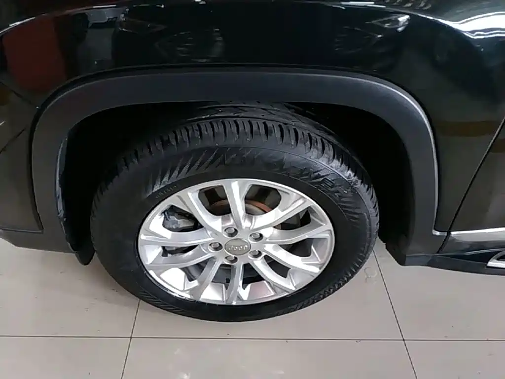 Jeep Cherokee — фото 23
