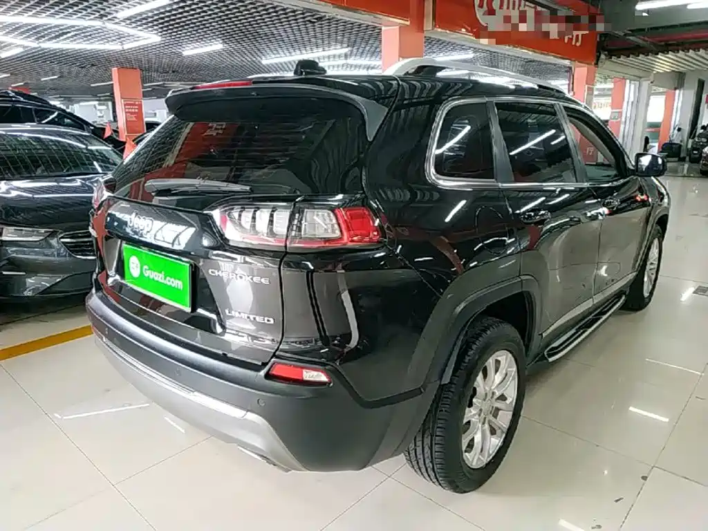 Jeep Cherokee — фото 7