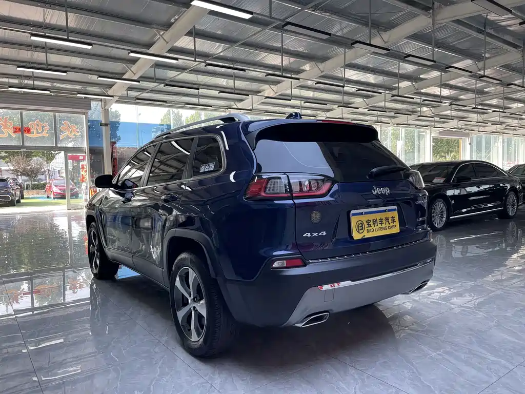Jeep Cherokee — фото 2
