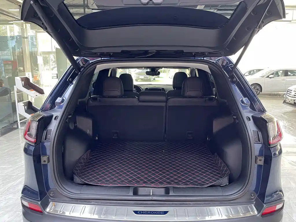 Jeep Cherokee — фото 20