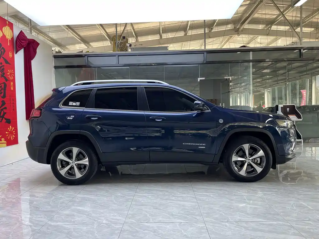 Jeep Cherokee — фото 5