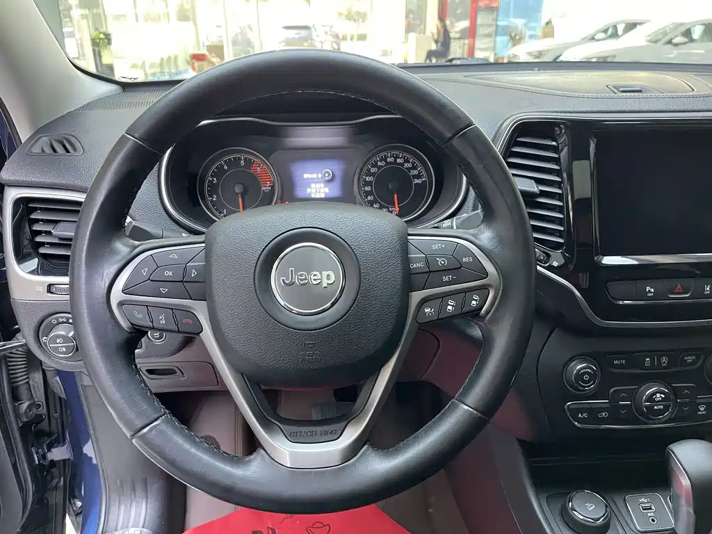Jeep Cherokee — фото 8