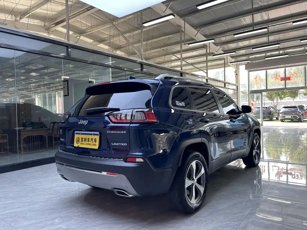 Jeep Cherokee — фото 9