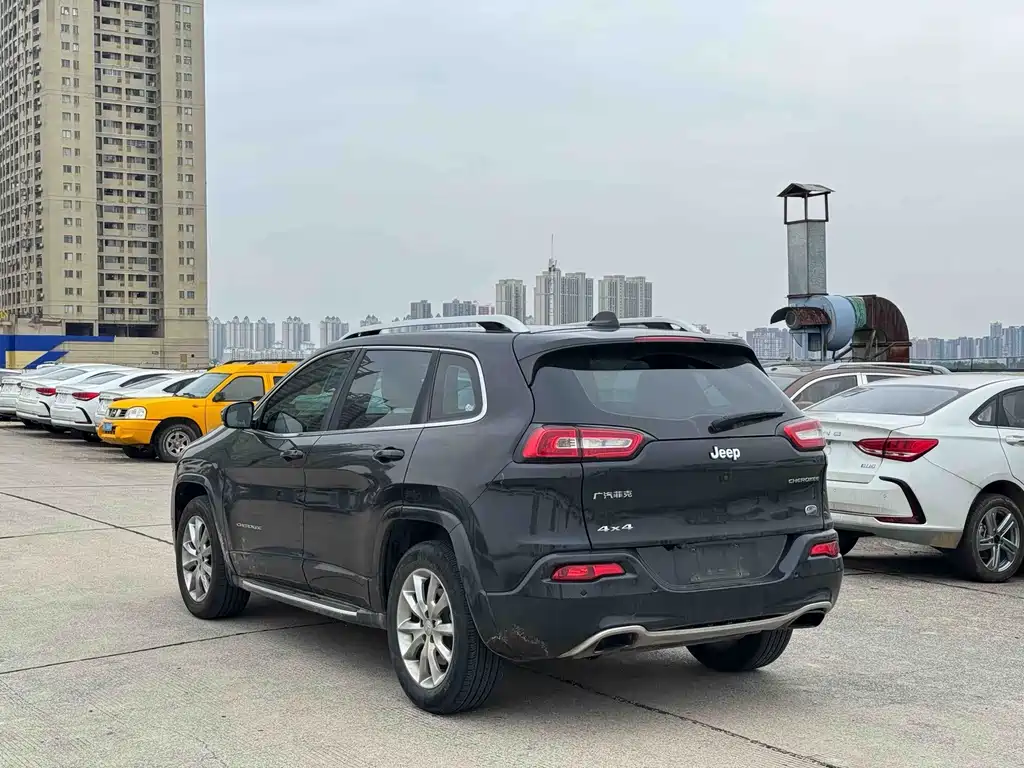 Jeep Cherokee — фото 13