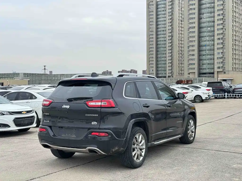Jeep Cherokee — фото 14
