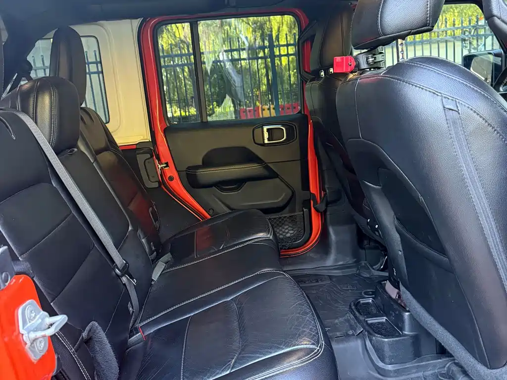 Jeep Wrangler — фото 10