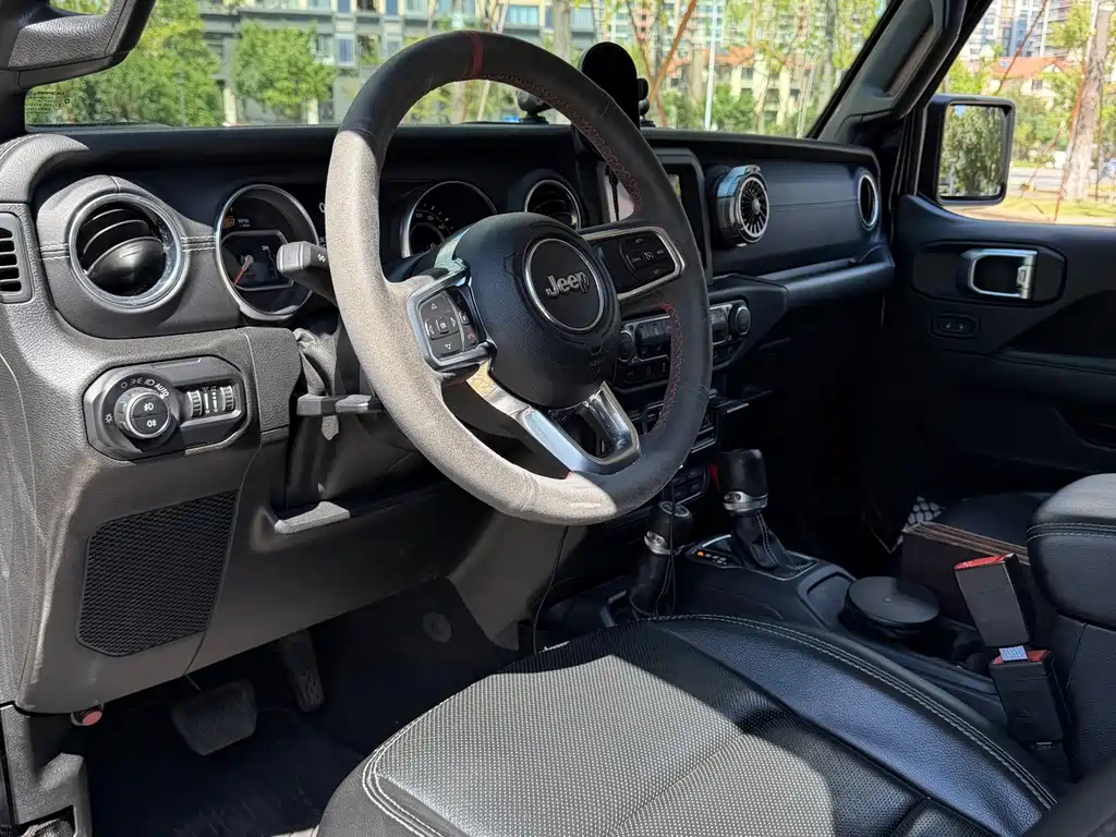 Jeep Wrangler — фото 8
