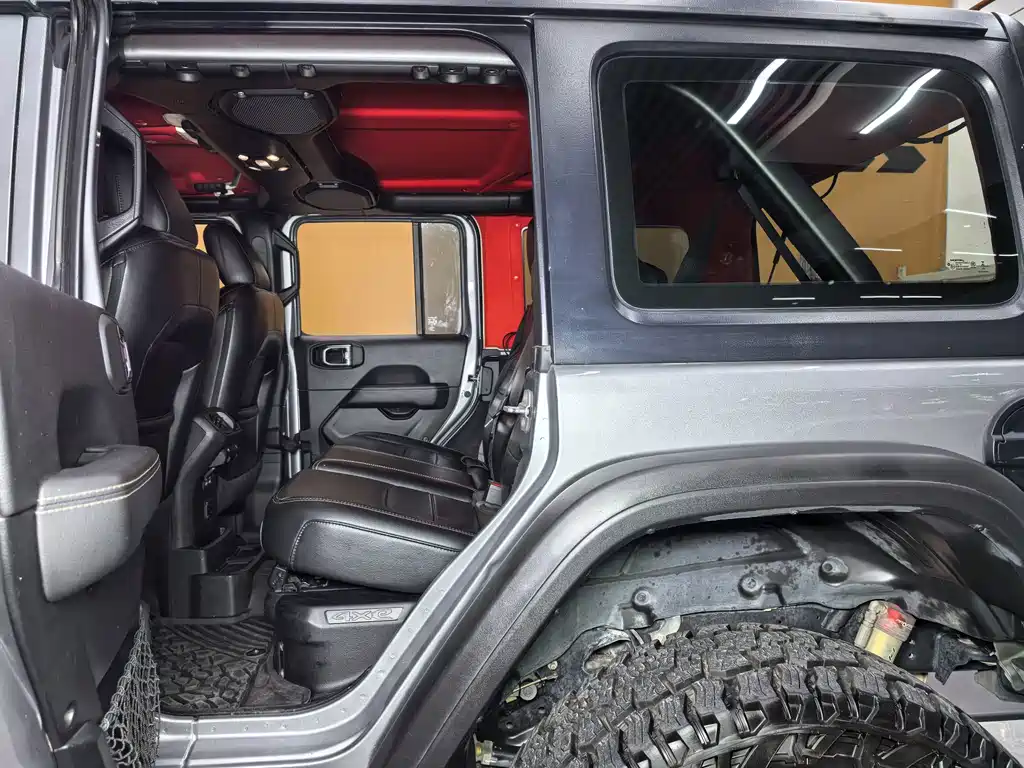 Jeep Wrangler PHEV — фото 10