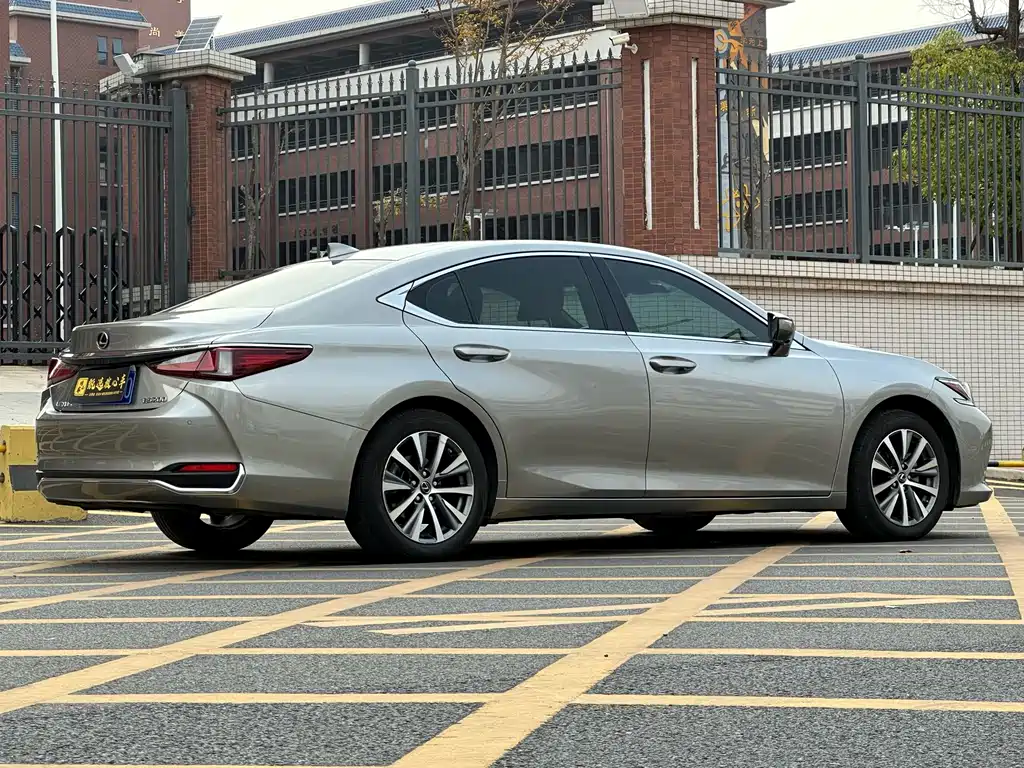 Lexus ES — фото 4