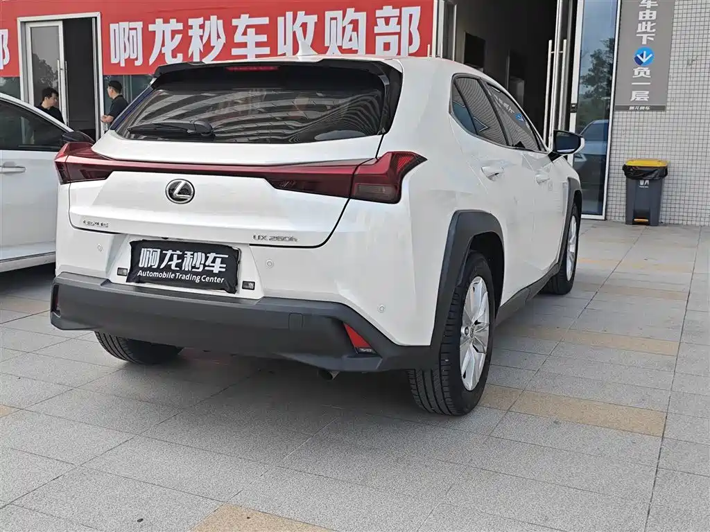 Lexus UX — фото 9