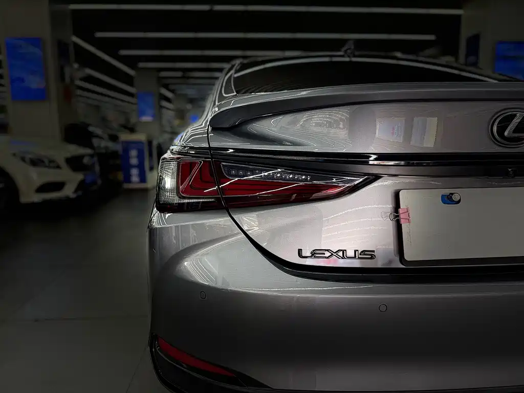 Lexus ES — фото 14