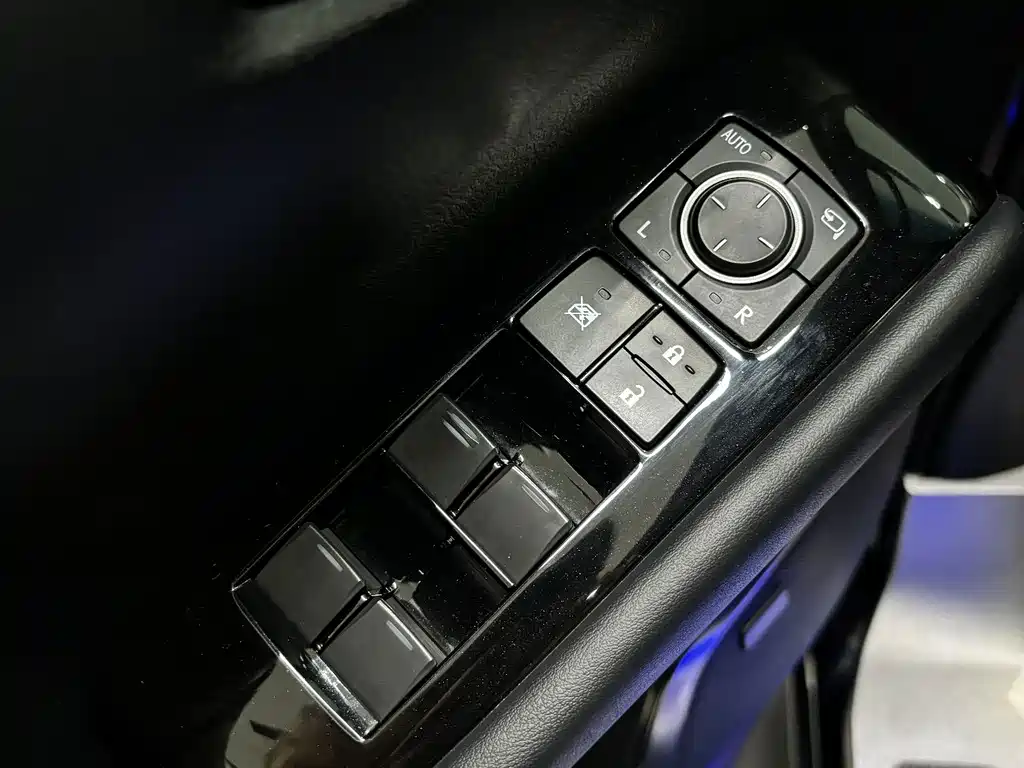 Lexus LM — фото 8
