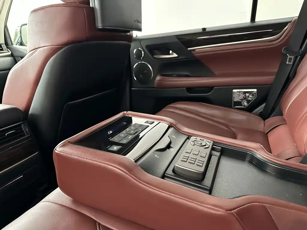 Lexus LX — фото 11