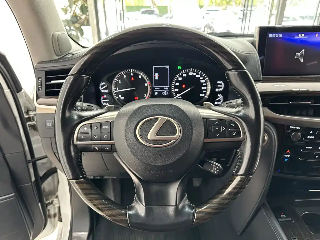 Lexus LX — фото 17
