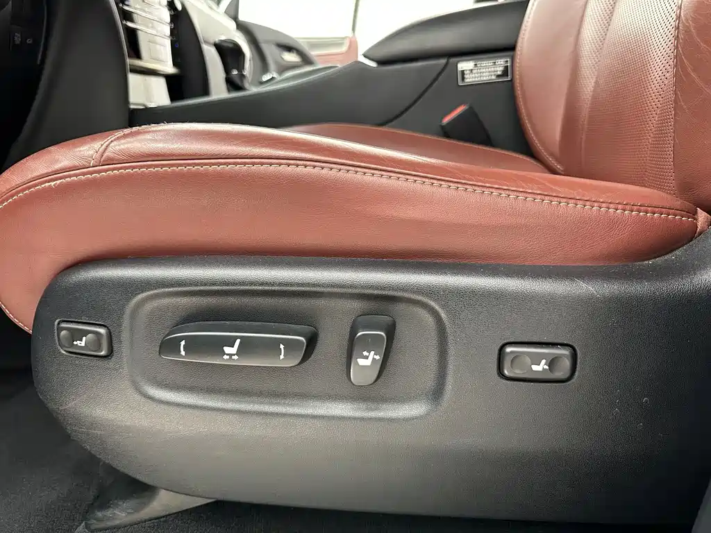 Lexus LX — фото 28