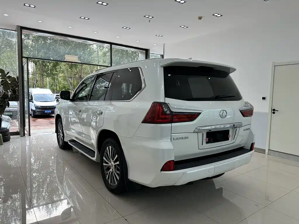 Lexus LX — фото 37