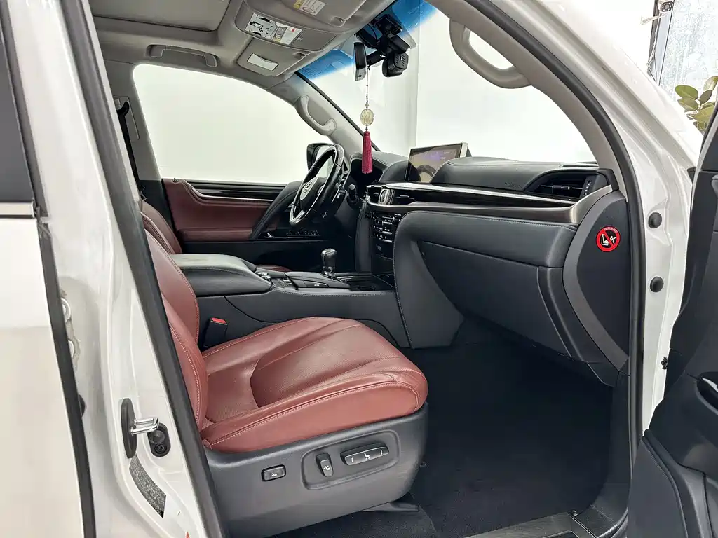 Lexus LX — фото 9