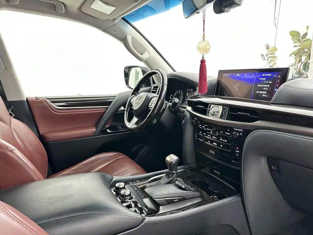 Lexus LX — фото 10