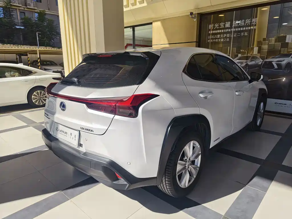 Lexus UX — фото 4