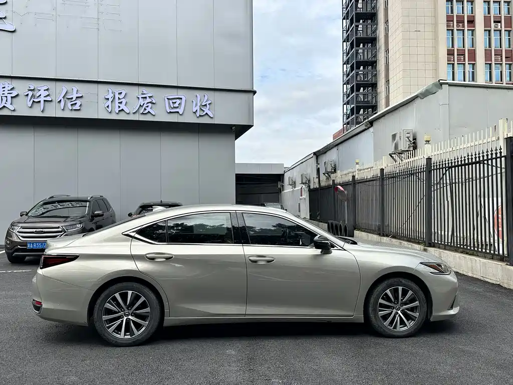 Lexus ES — фото 8